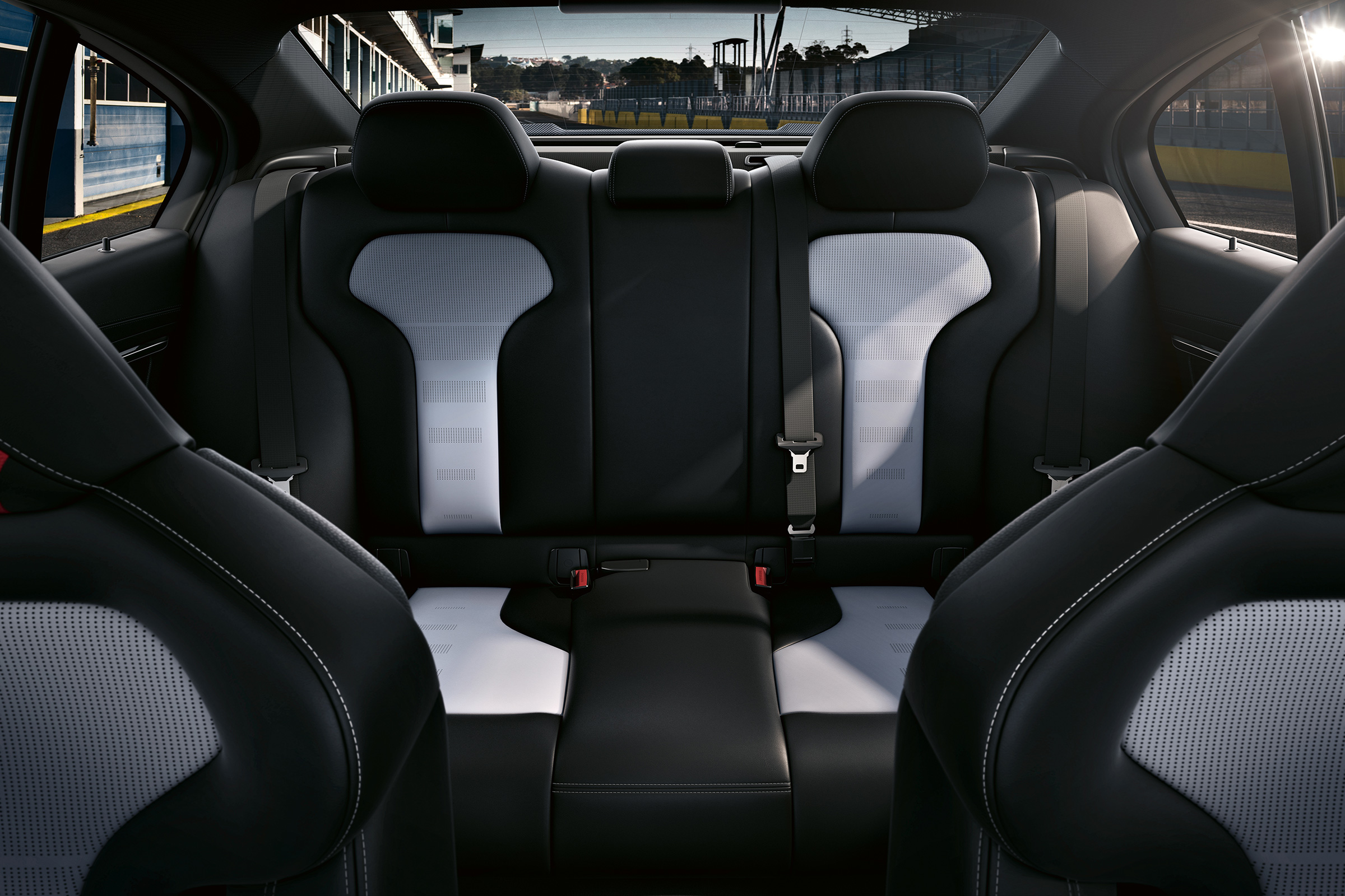BMW M3 CS  – rear bench