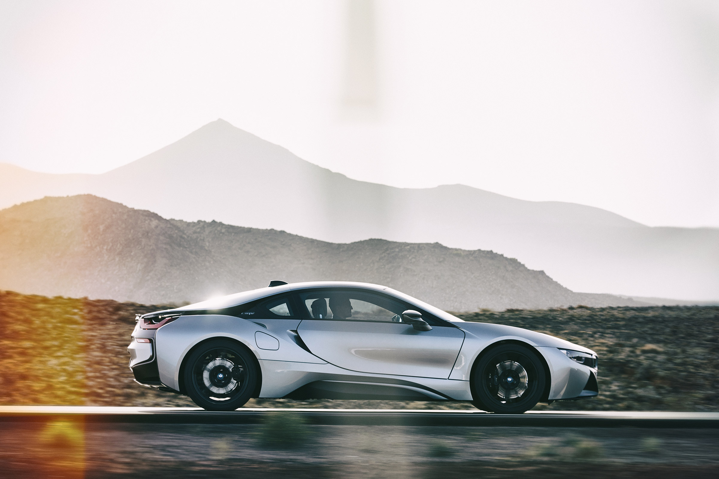 BMW i8 Roadster - side