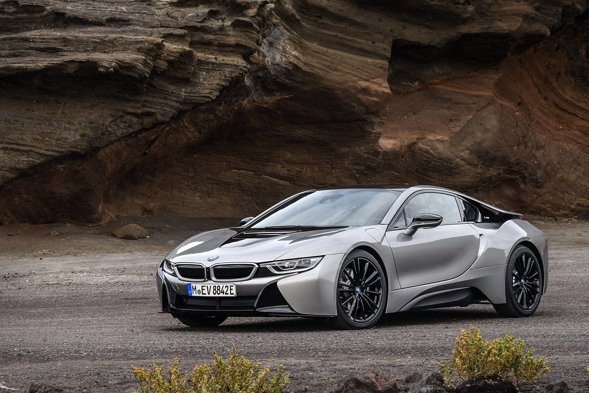 BMW i8 Roadster - coupe front quarter