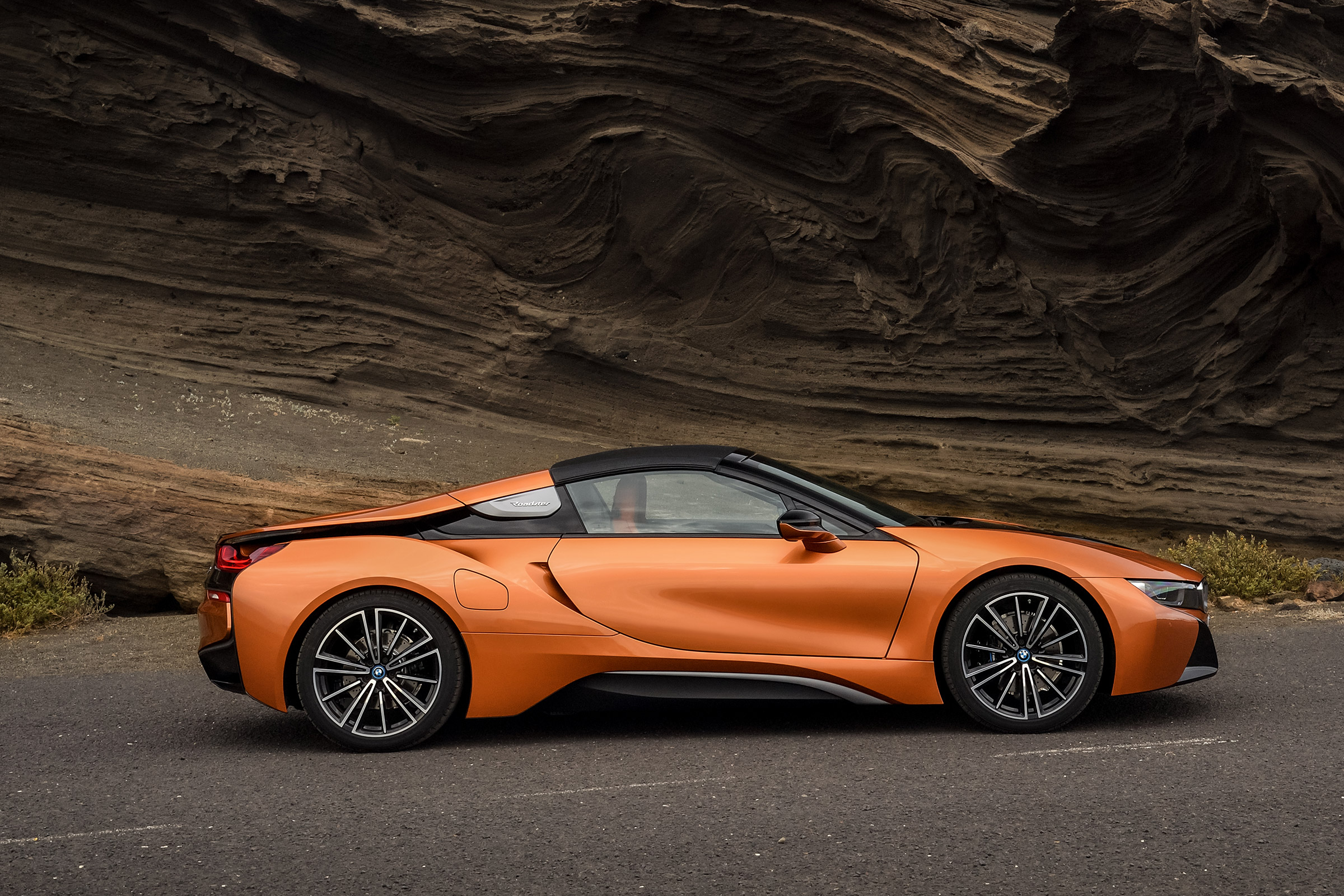 BMW i8 Roadster - profile