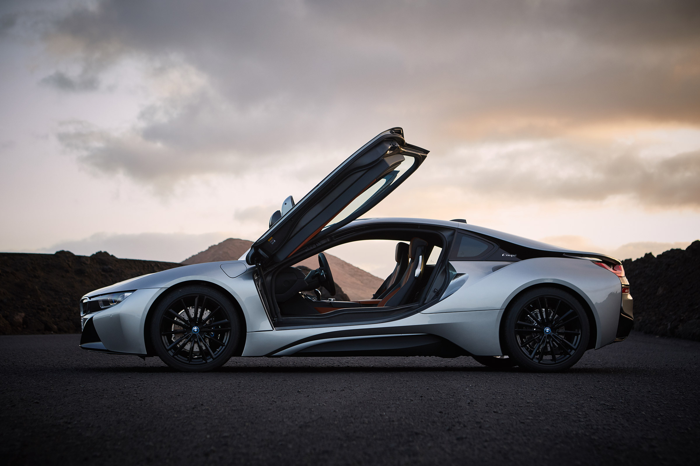 BMW i8 Roadster - side