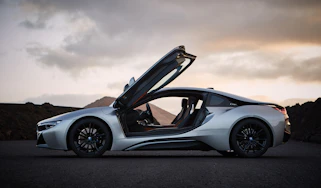 BMW i8 Roadster - side