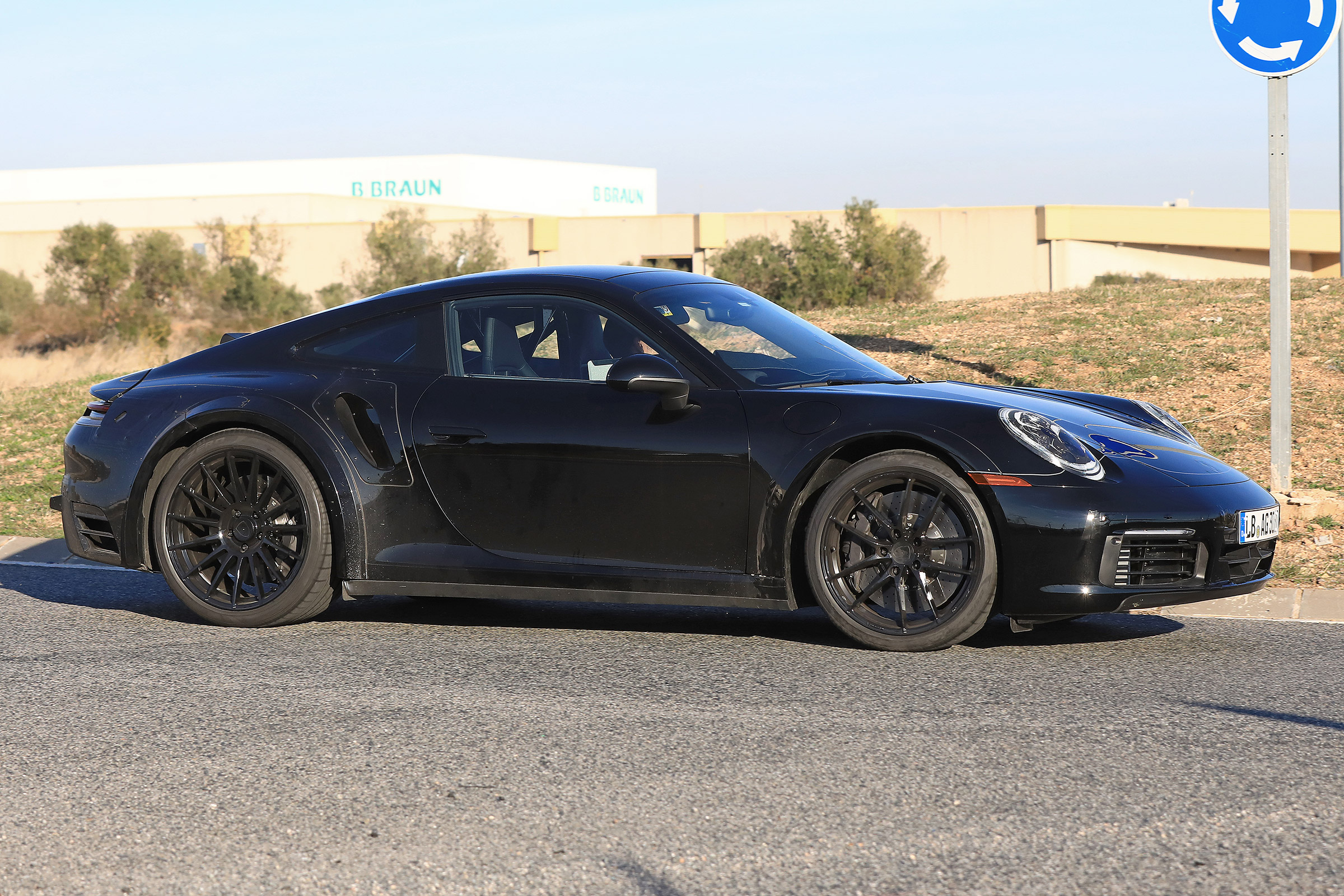 Porsche 911 Turbo spy 2017 - side
