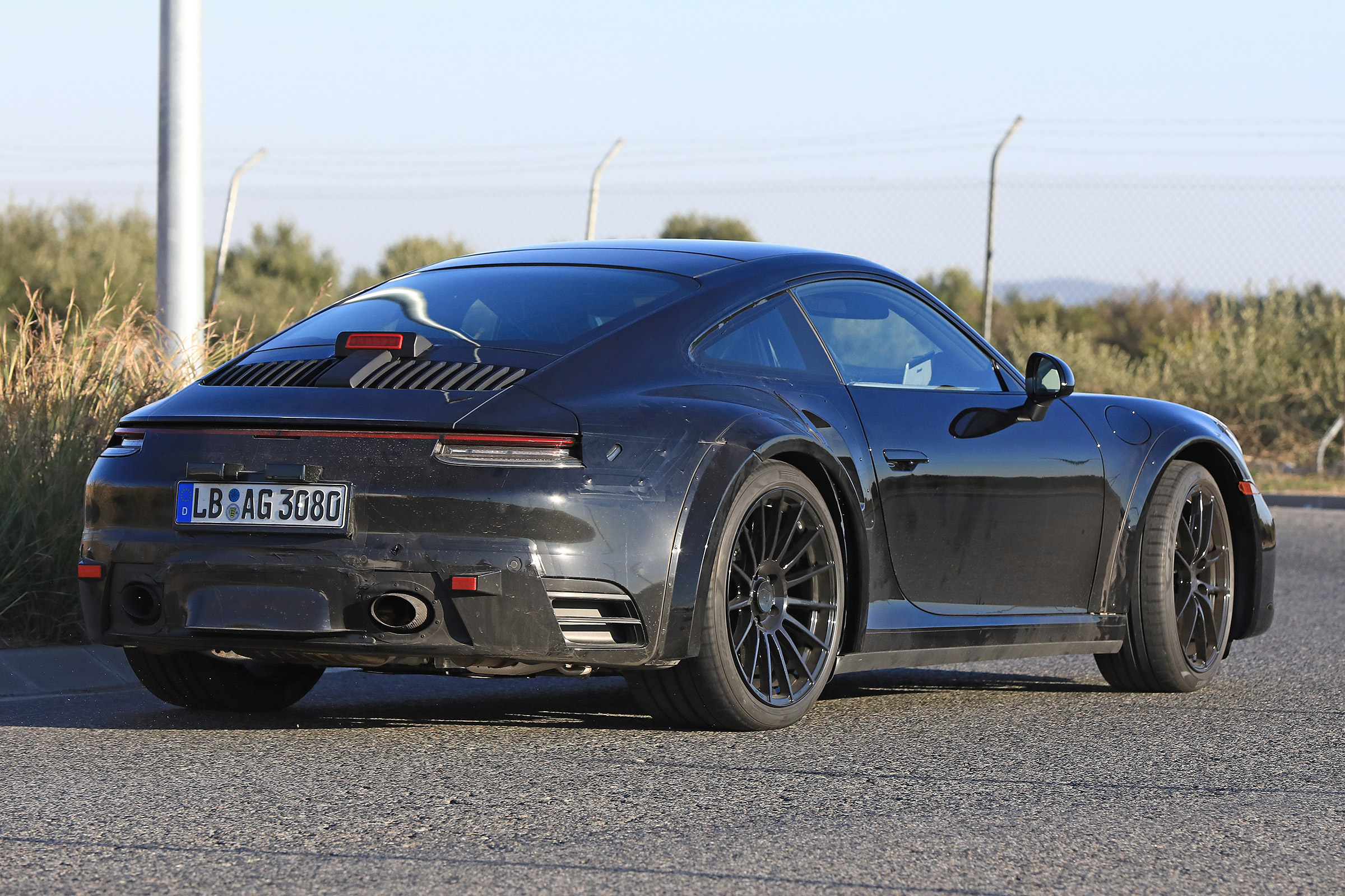 Porsche 911 Turbo spy 2017 - rear quarter