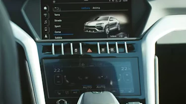 Lamborghini Urus spy - dash