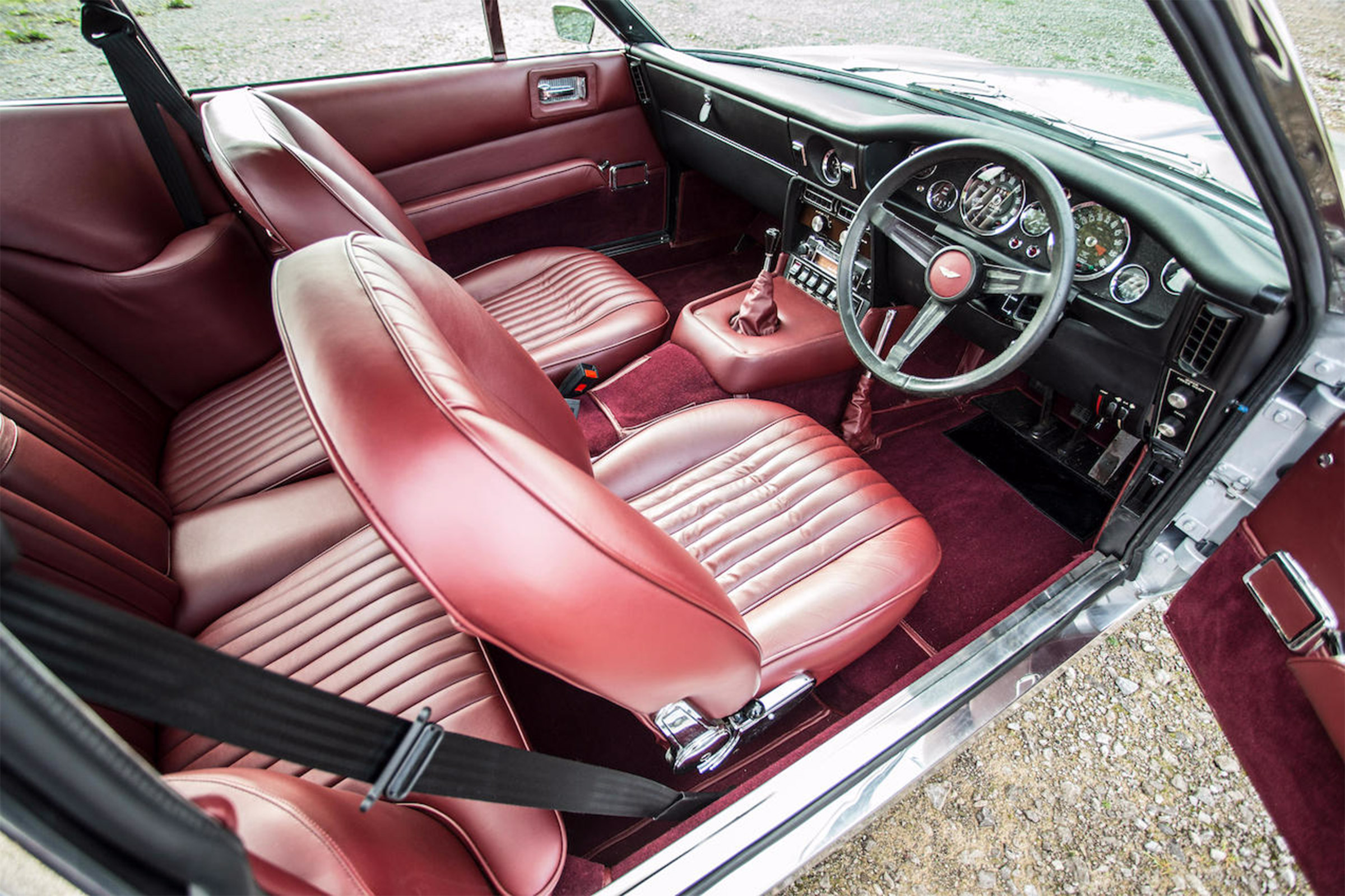 Aston Martin Vantage - interior
