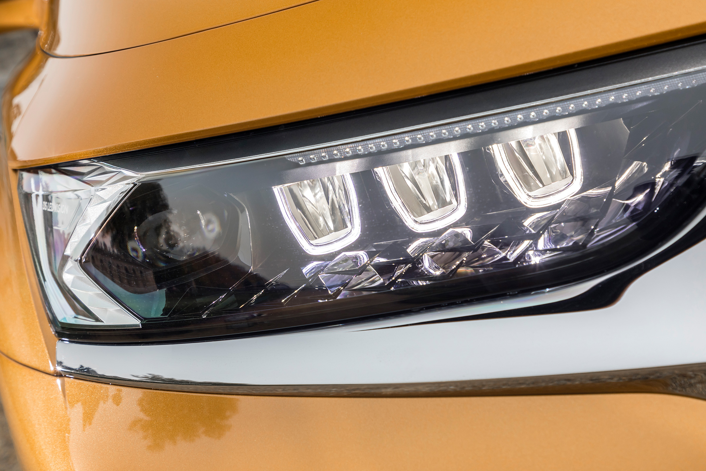 DS7 Crossback – headlight close-up