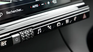 DS7 Crossback – centre console control bar