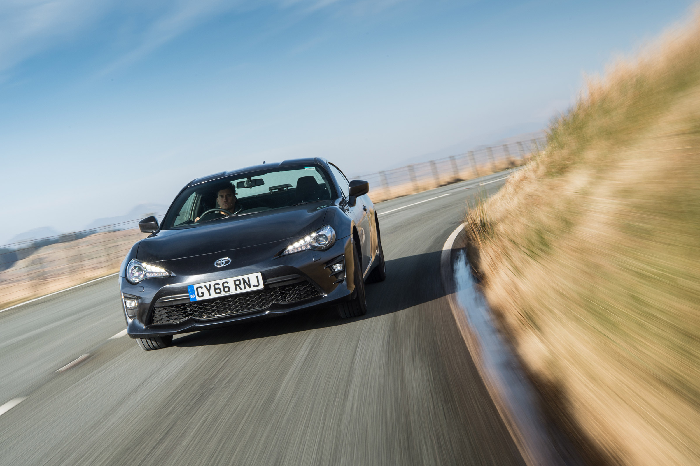 GT86 v MX-5 RF - front tracking