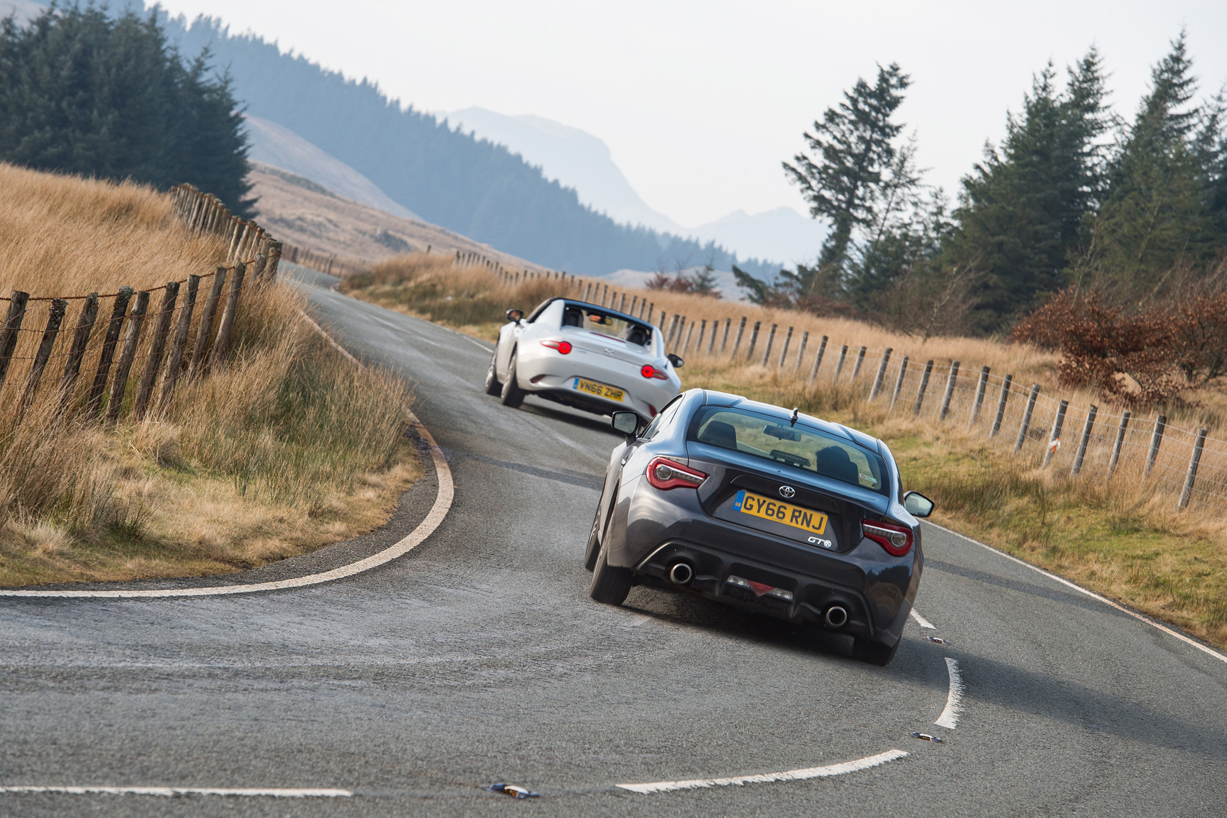 GT86 v MX-5 RF - rear cornering