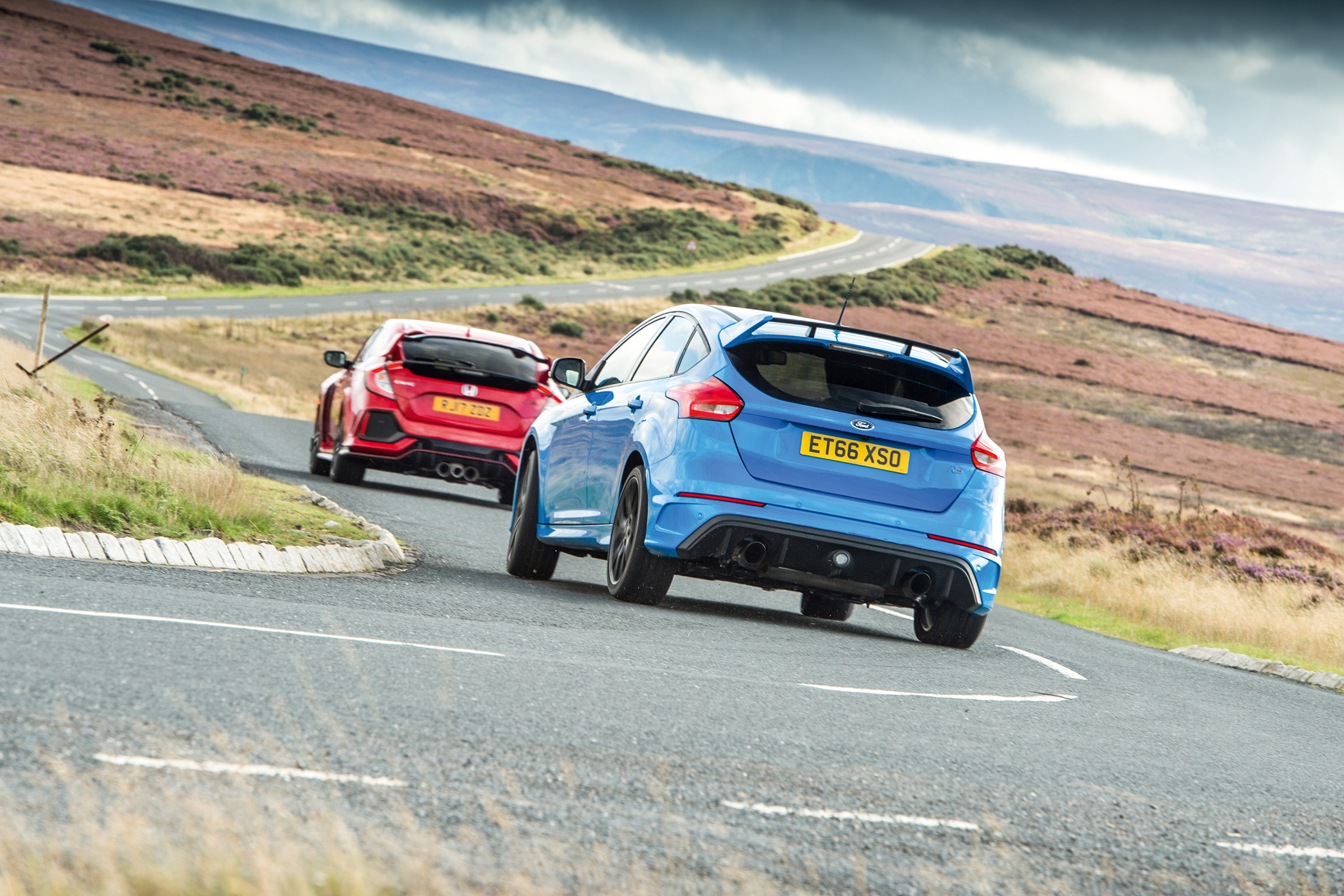 Honda Civic Type R and Ford Focus RS - cornering