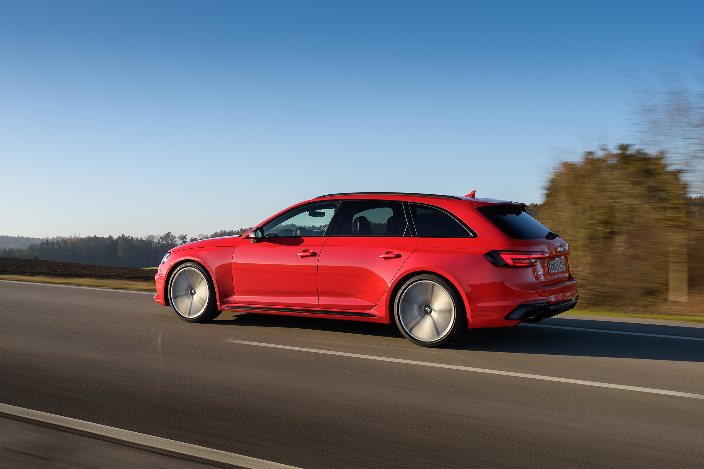 Audi RS4 - side 