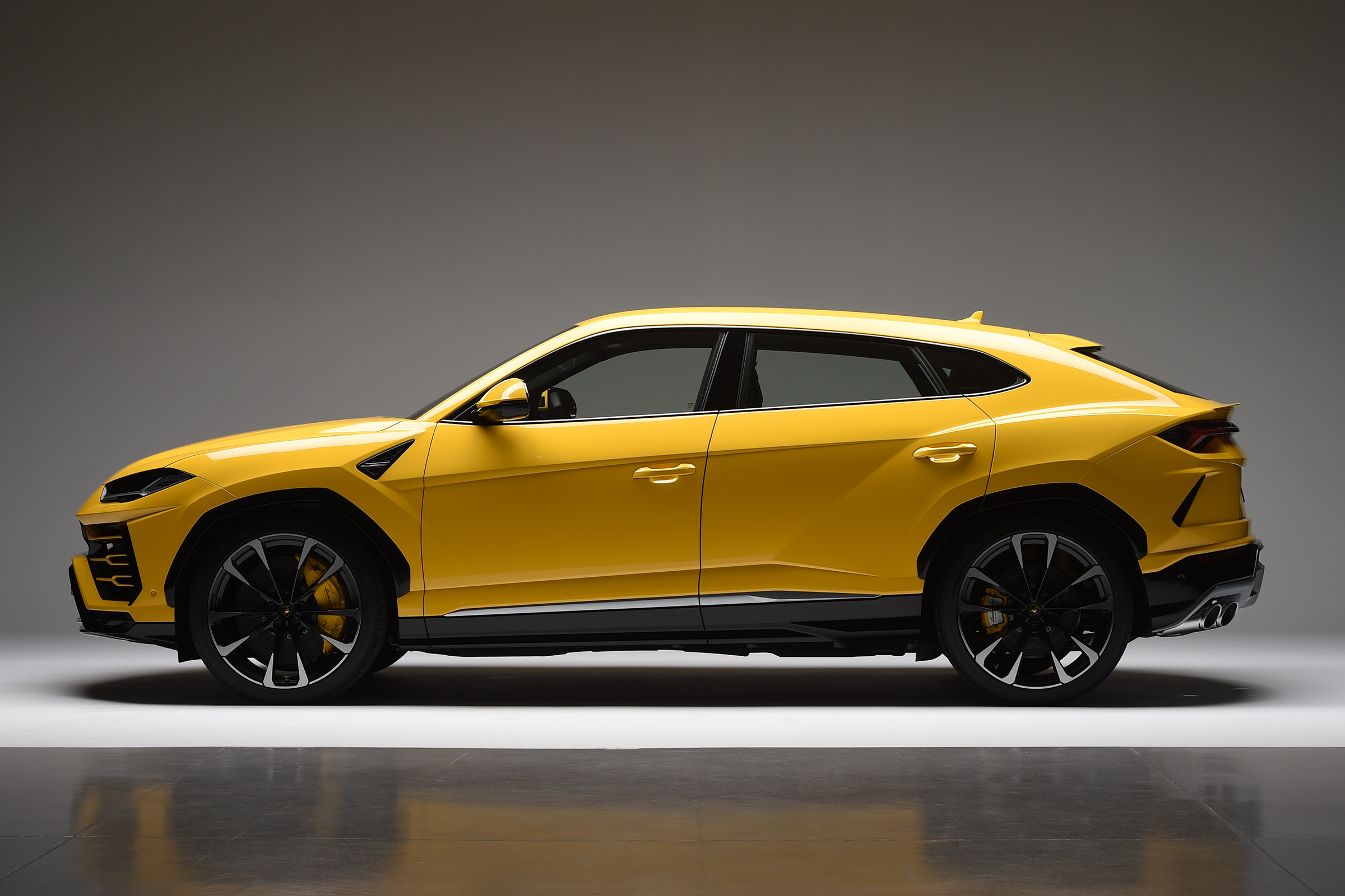 Lamborghini Urus – side
