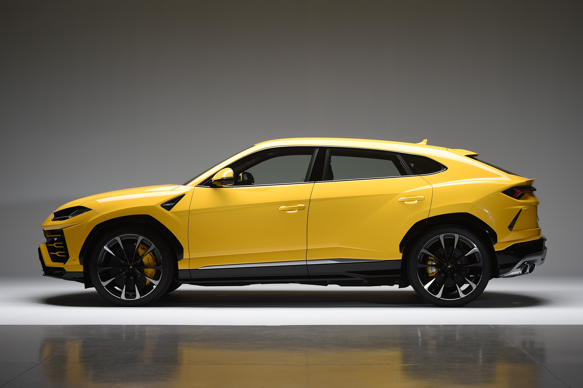 Lamborghini Urus – side