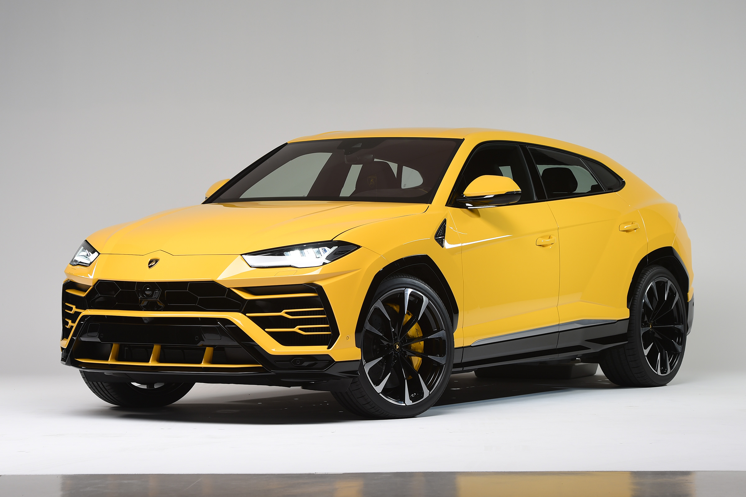 Lamborghini Urus – front quarter
