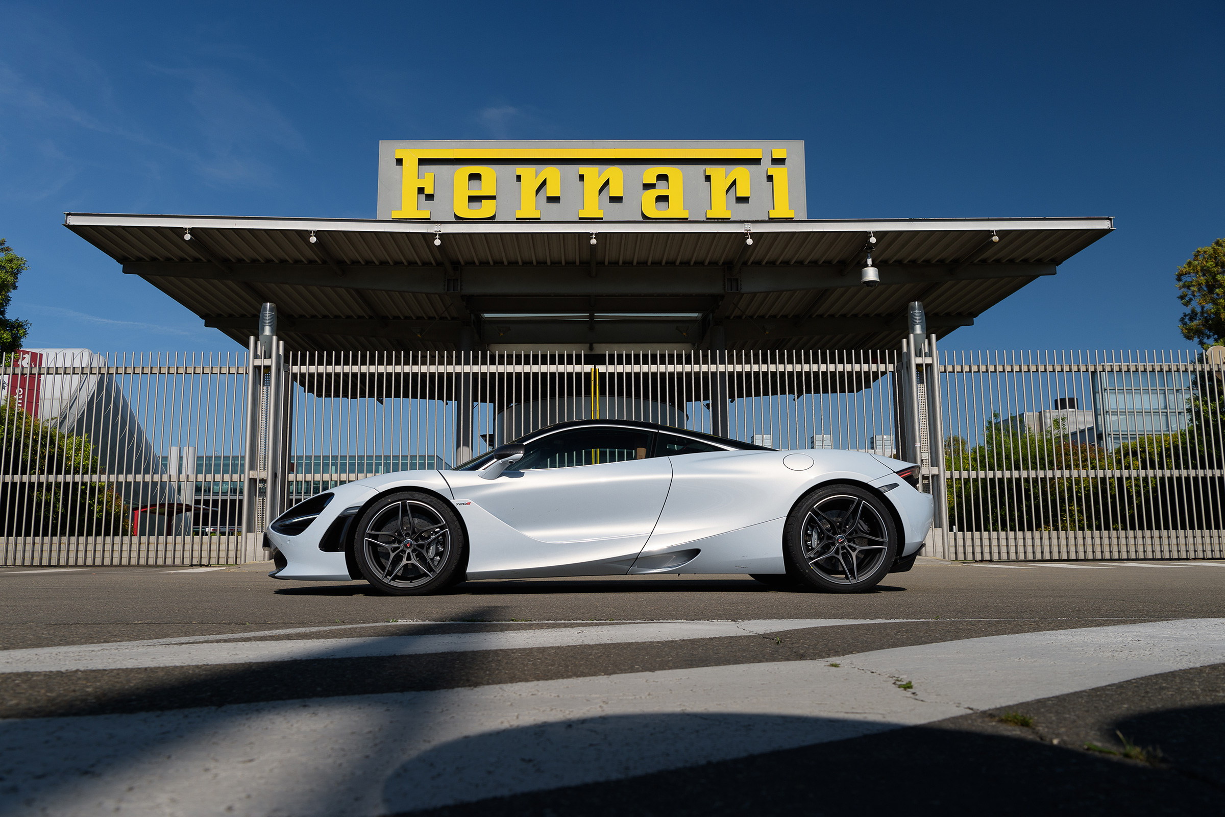 McLaren 720S – side (Ferrari)