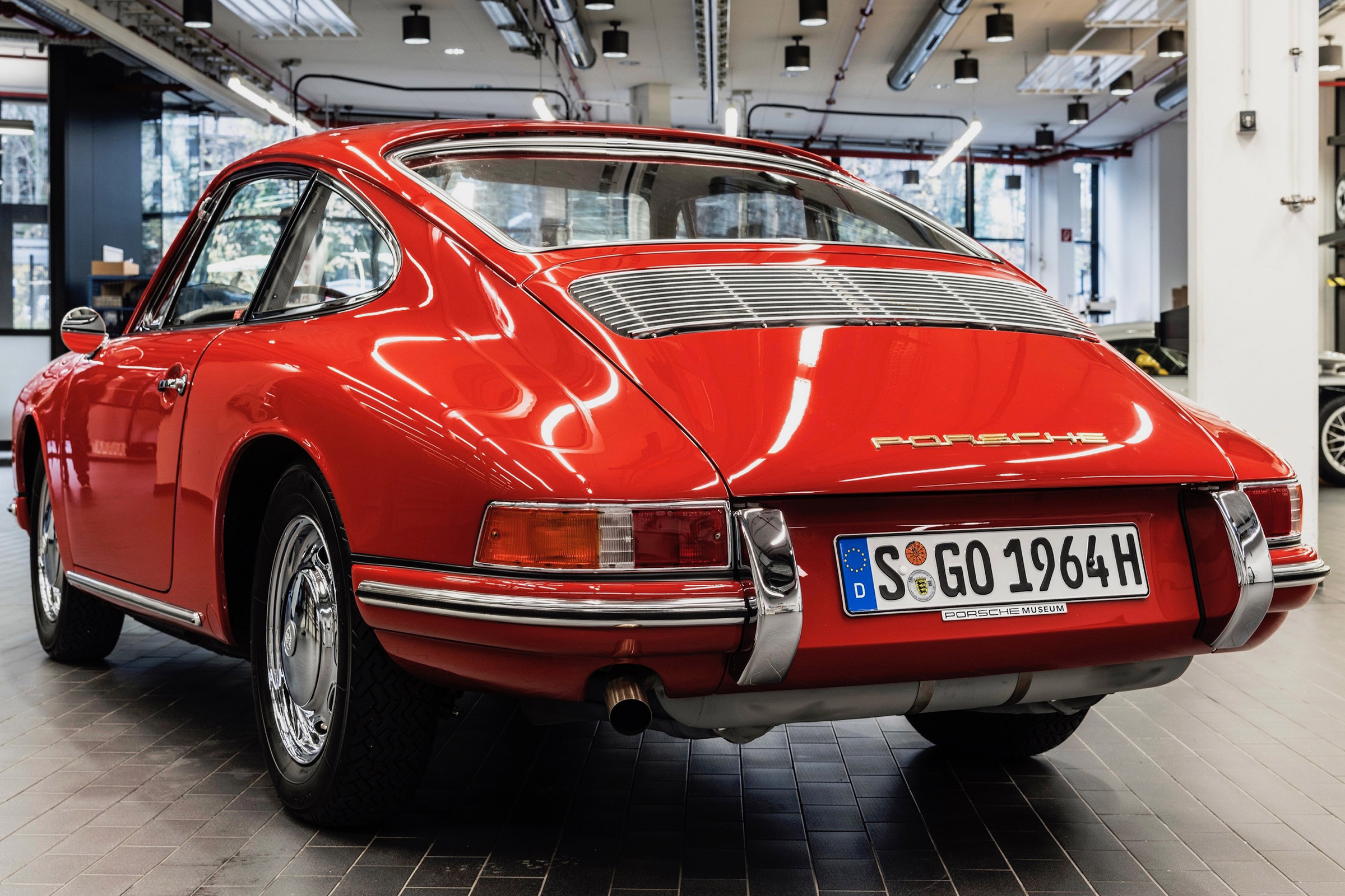Porsche 911 barn - rear quarter