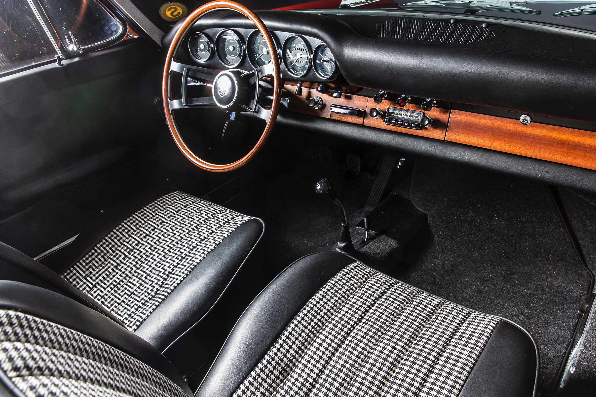 Porsche 911 barn - interior