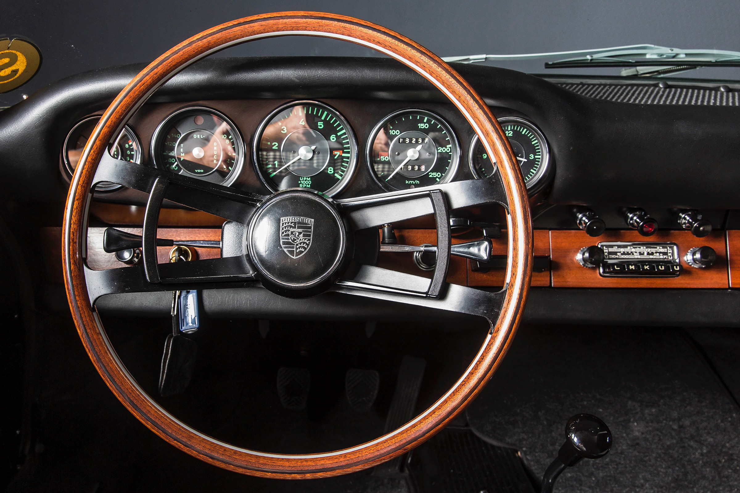 Porsche 911 barn - whee;