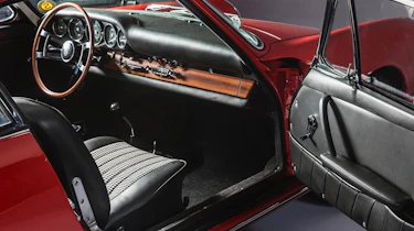 Porsche 911 barn - dash