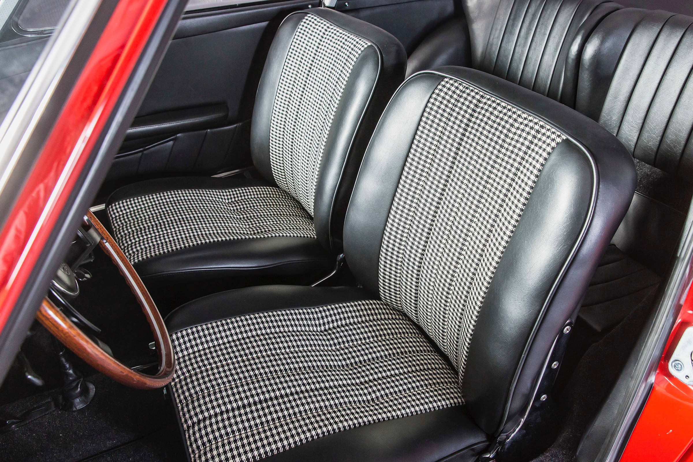 Porsche 911 barn - seats