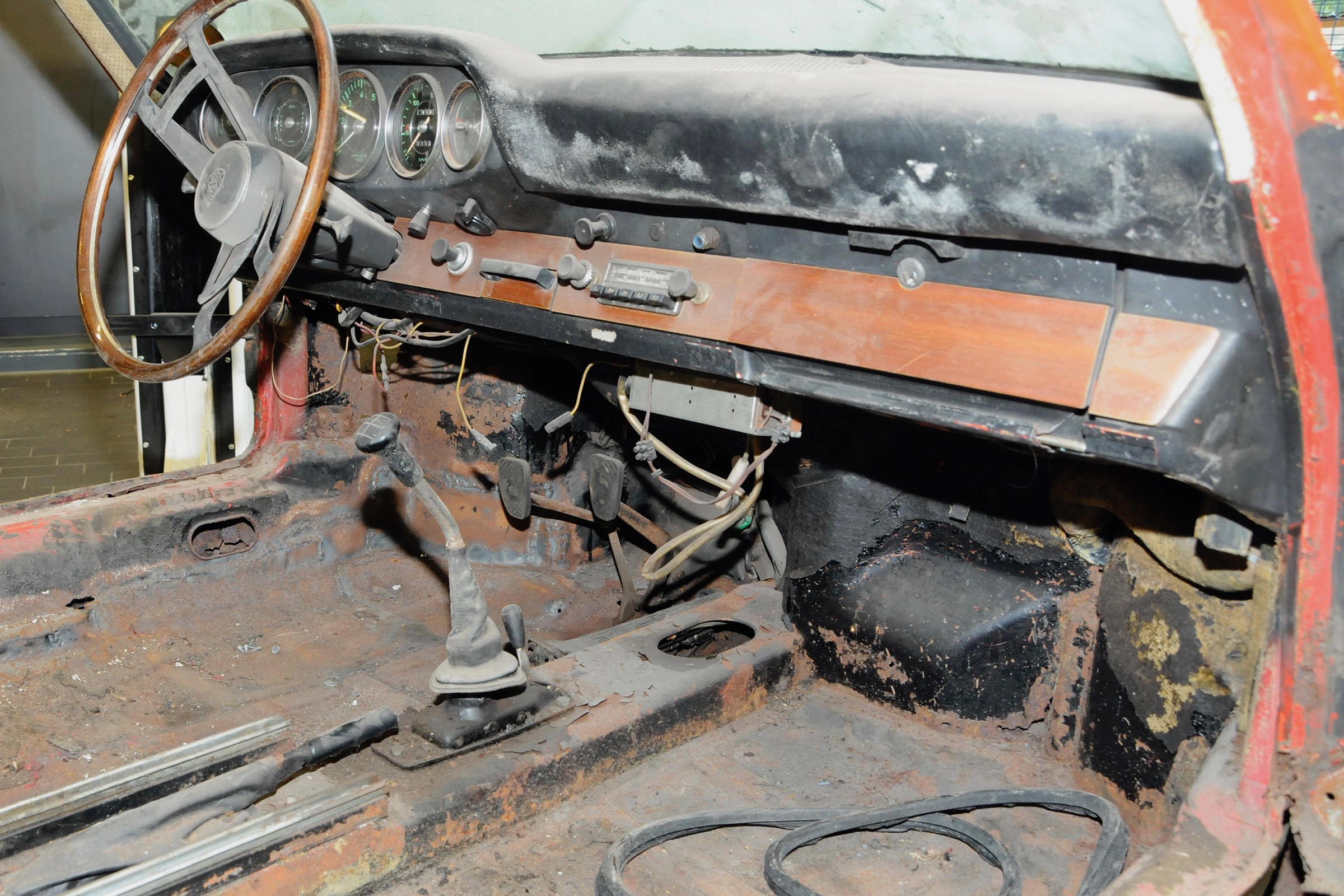 Porsche 911 barn - interior before