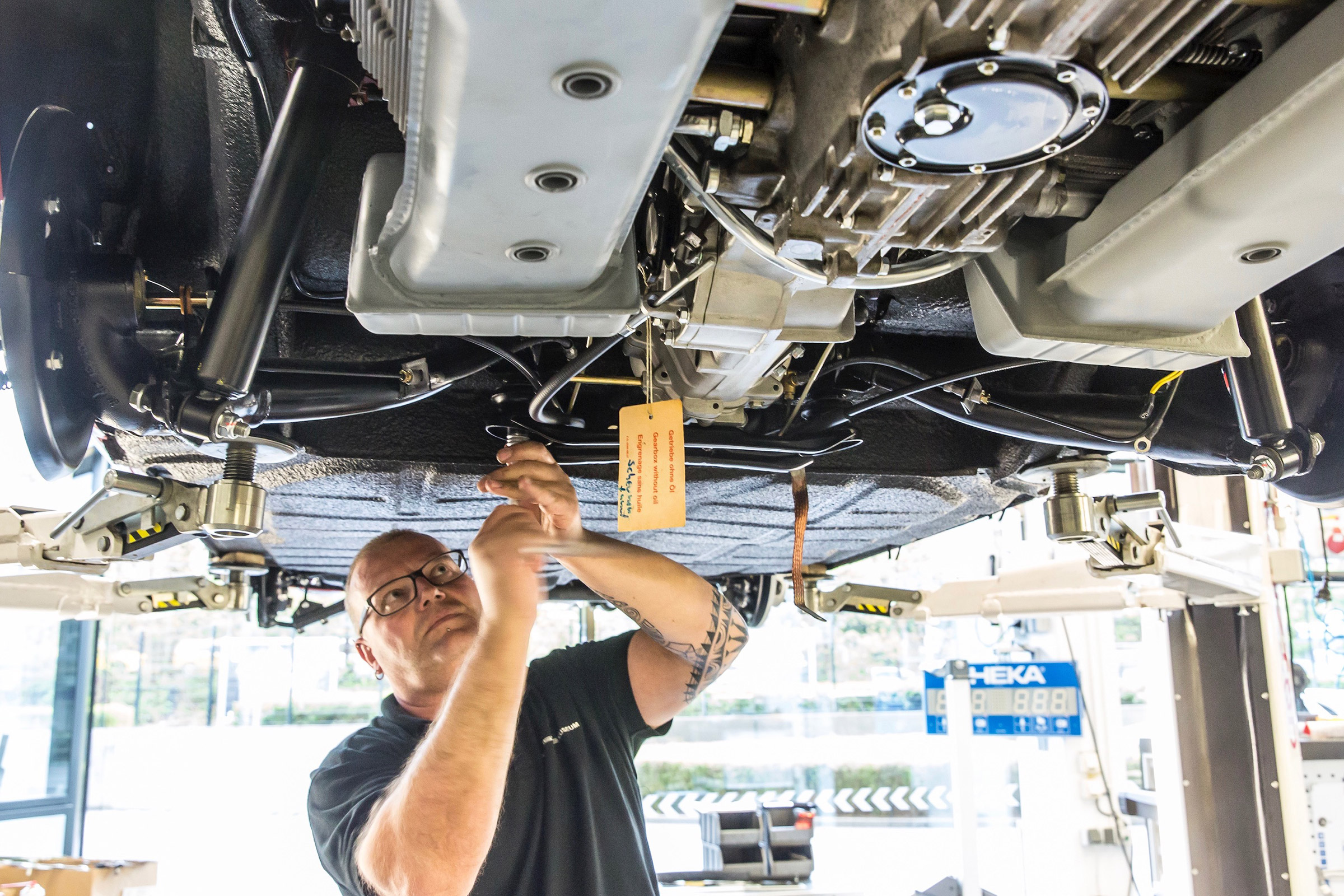 Porsche 911 barn - mechanic