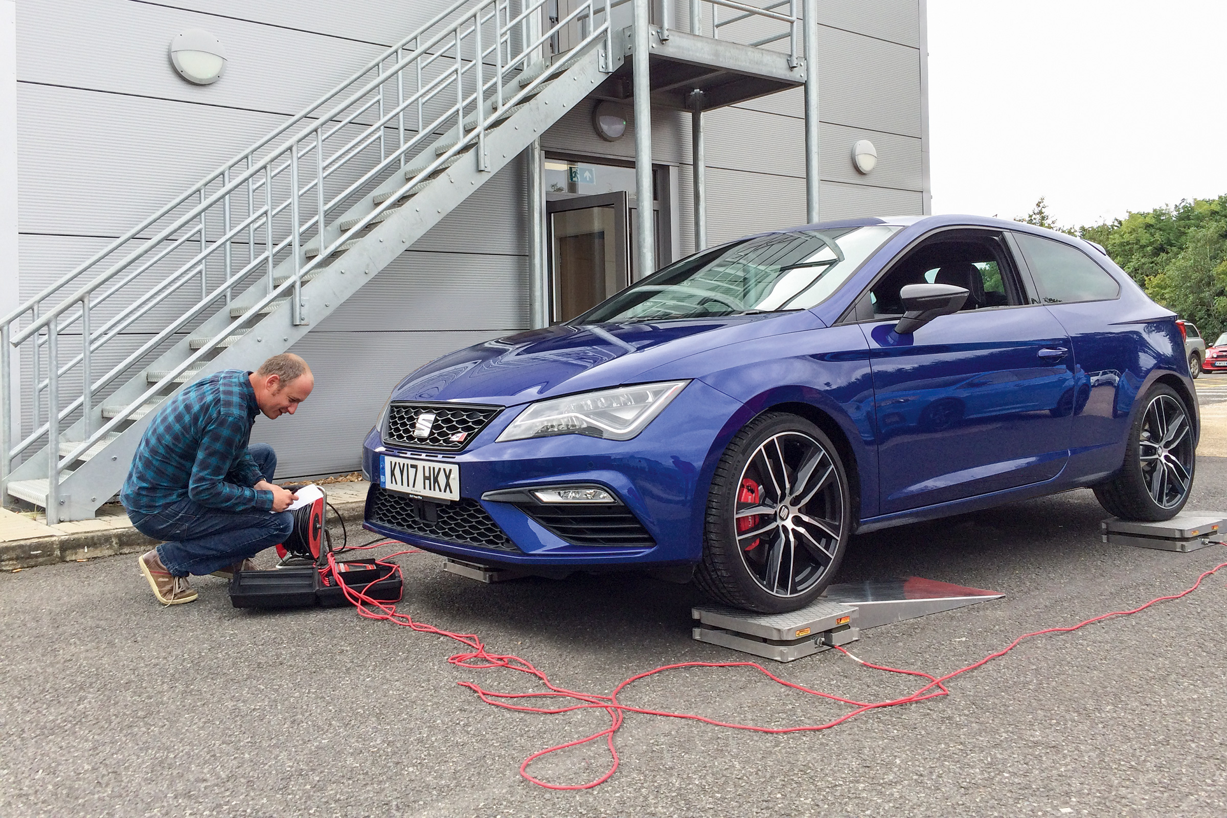 SEAT Leon Cupra 300 - on scales