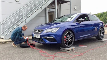 SEAT Leon Cupra 300 - on scales