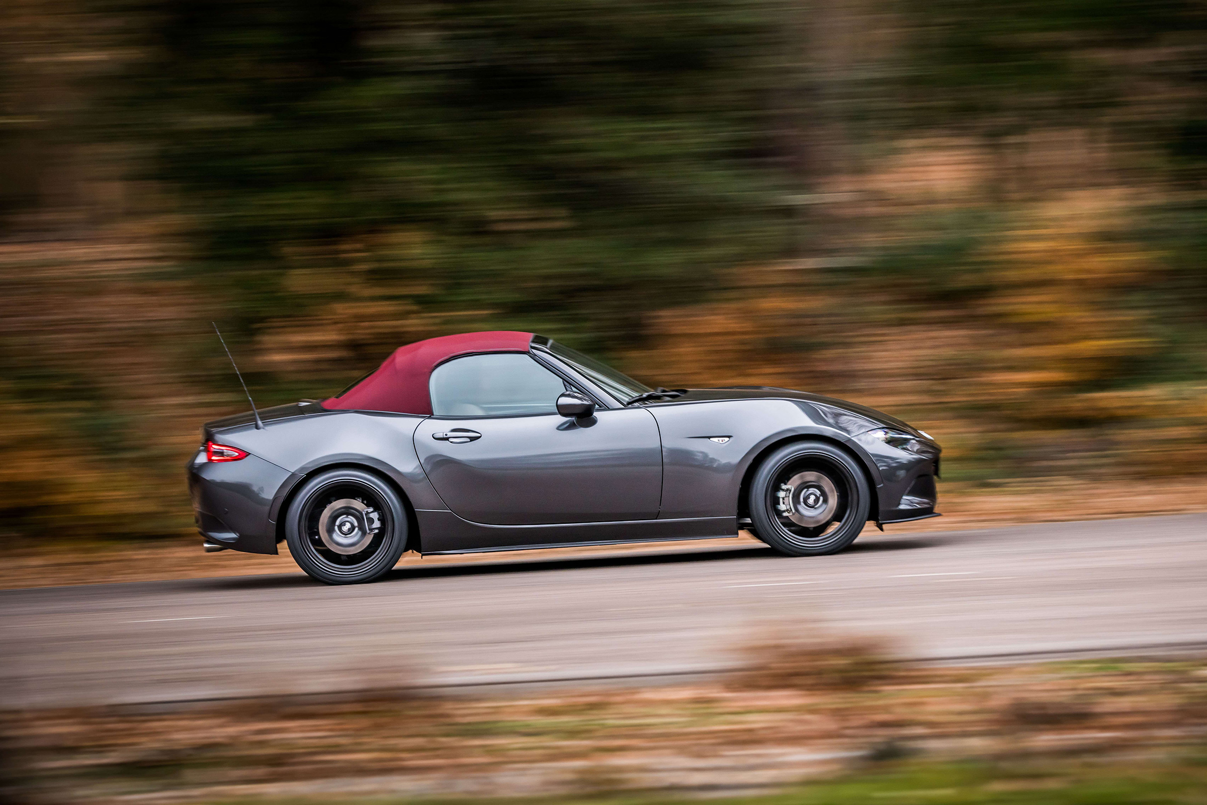 Mazda MX-5 Z-Sport – tracking - side