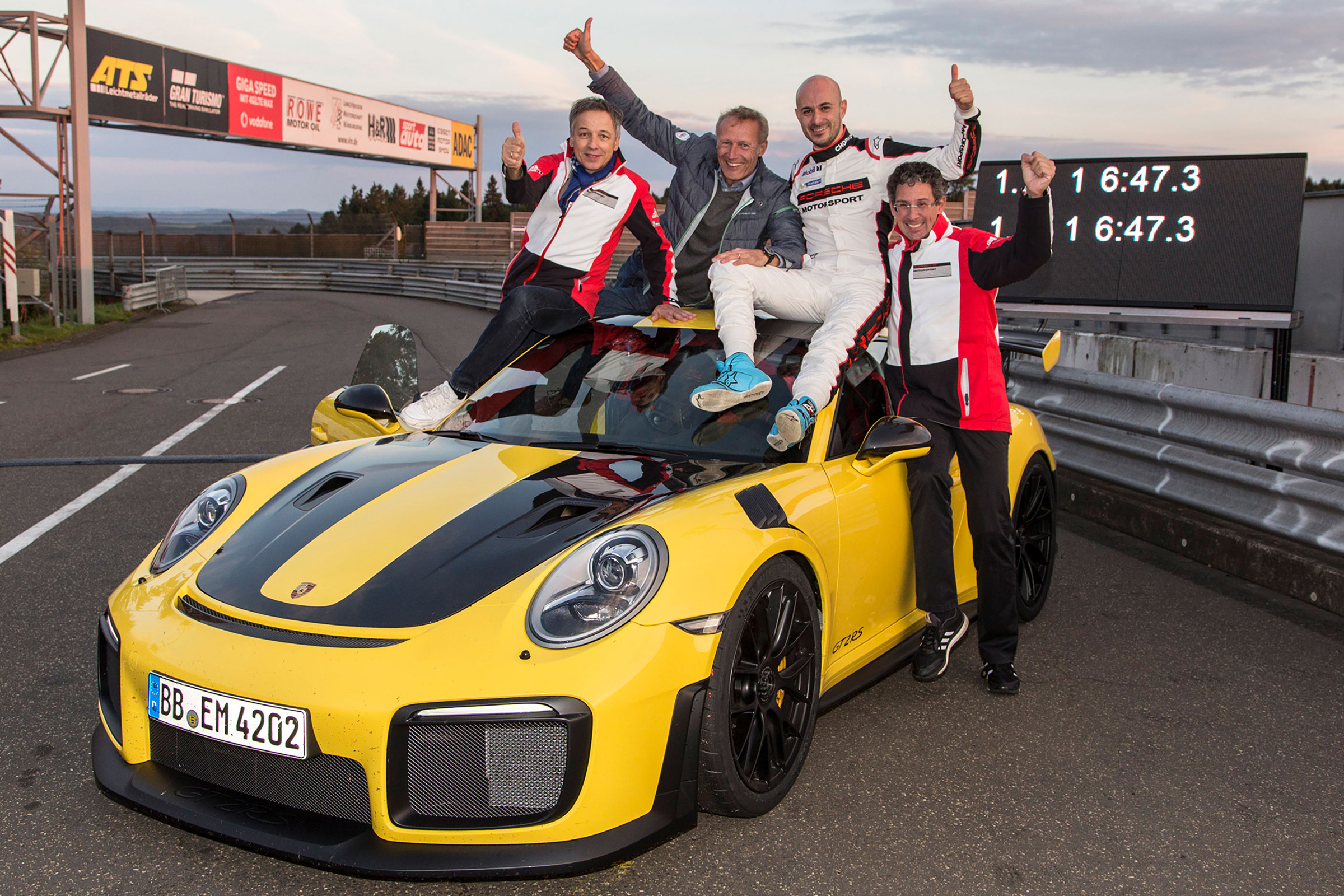 Porsche 911 GT2 RS – Lars Kern Nurburgring record 