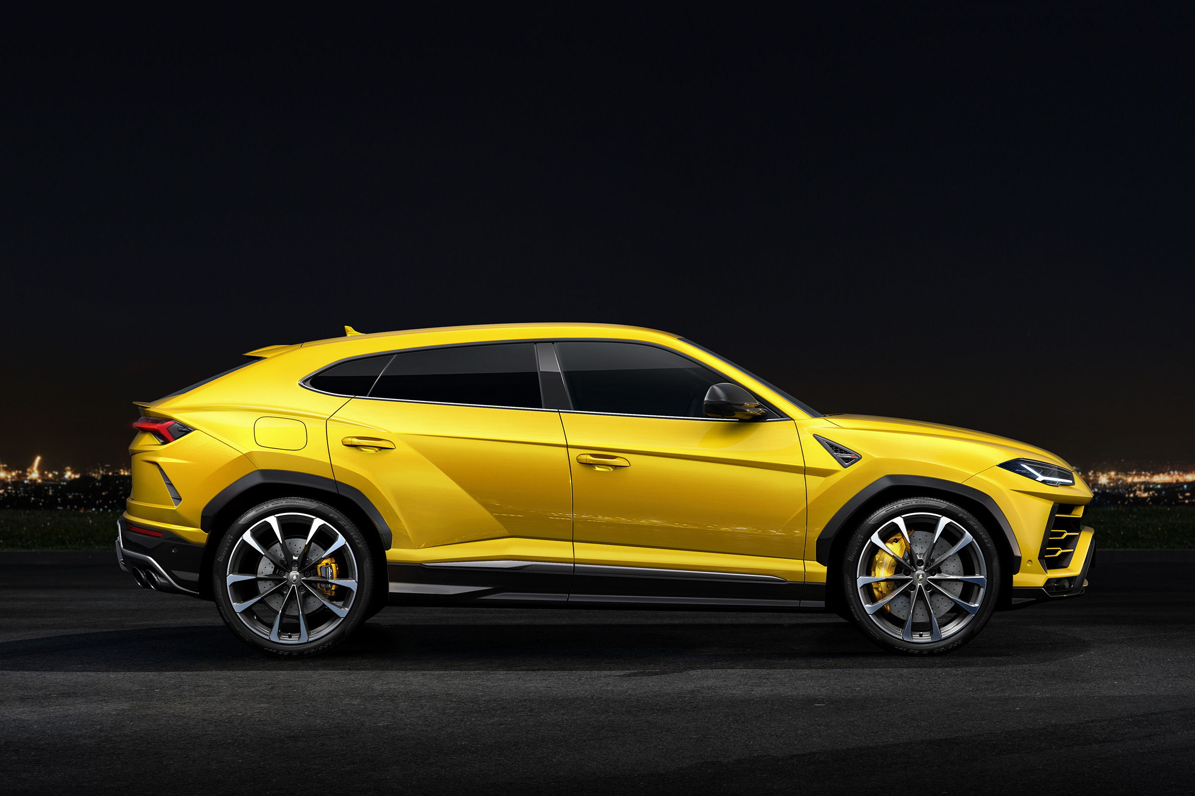 Lamborghini Urus – side