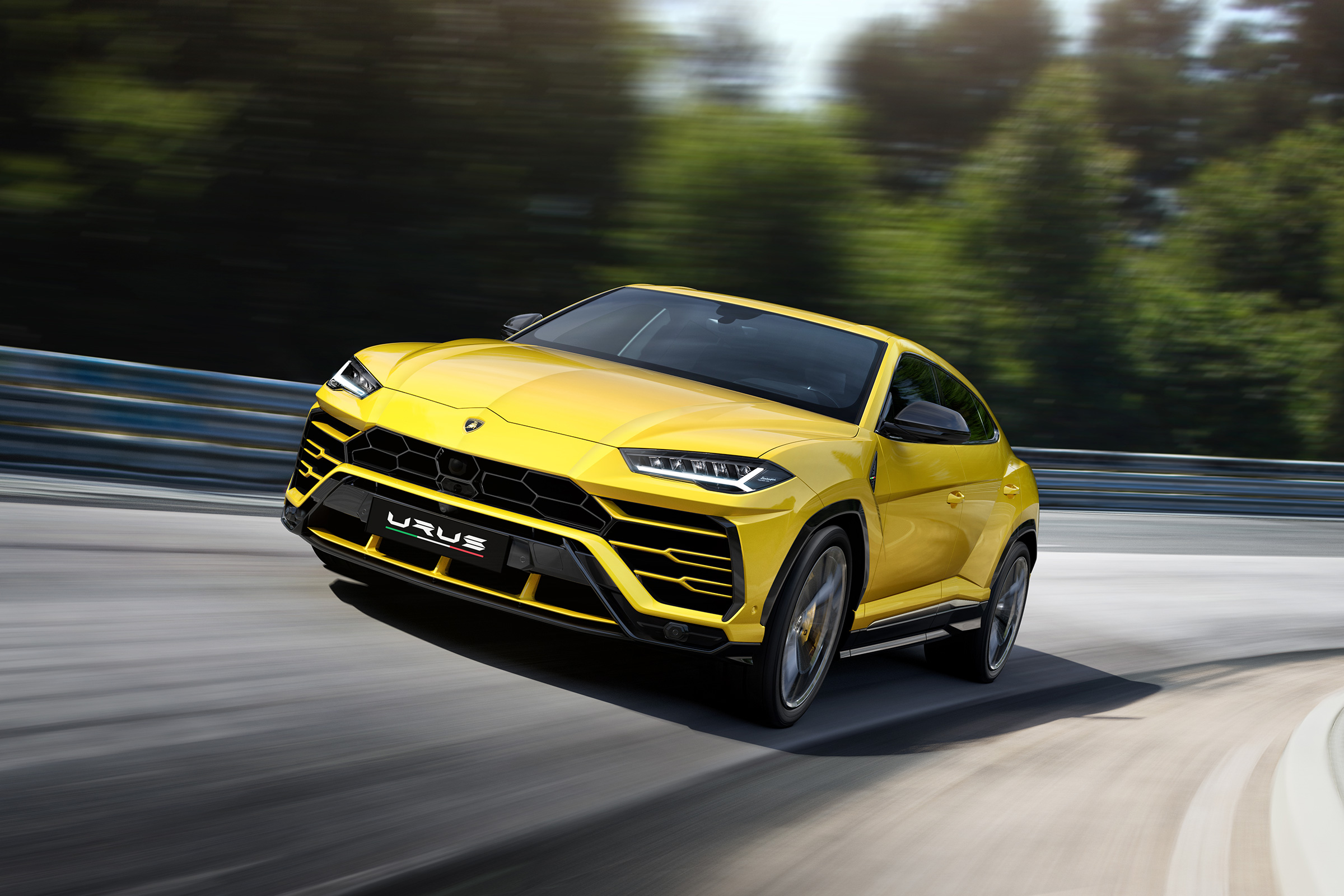 Lamborghini Urus – dynamic shot – front quarter