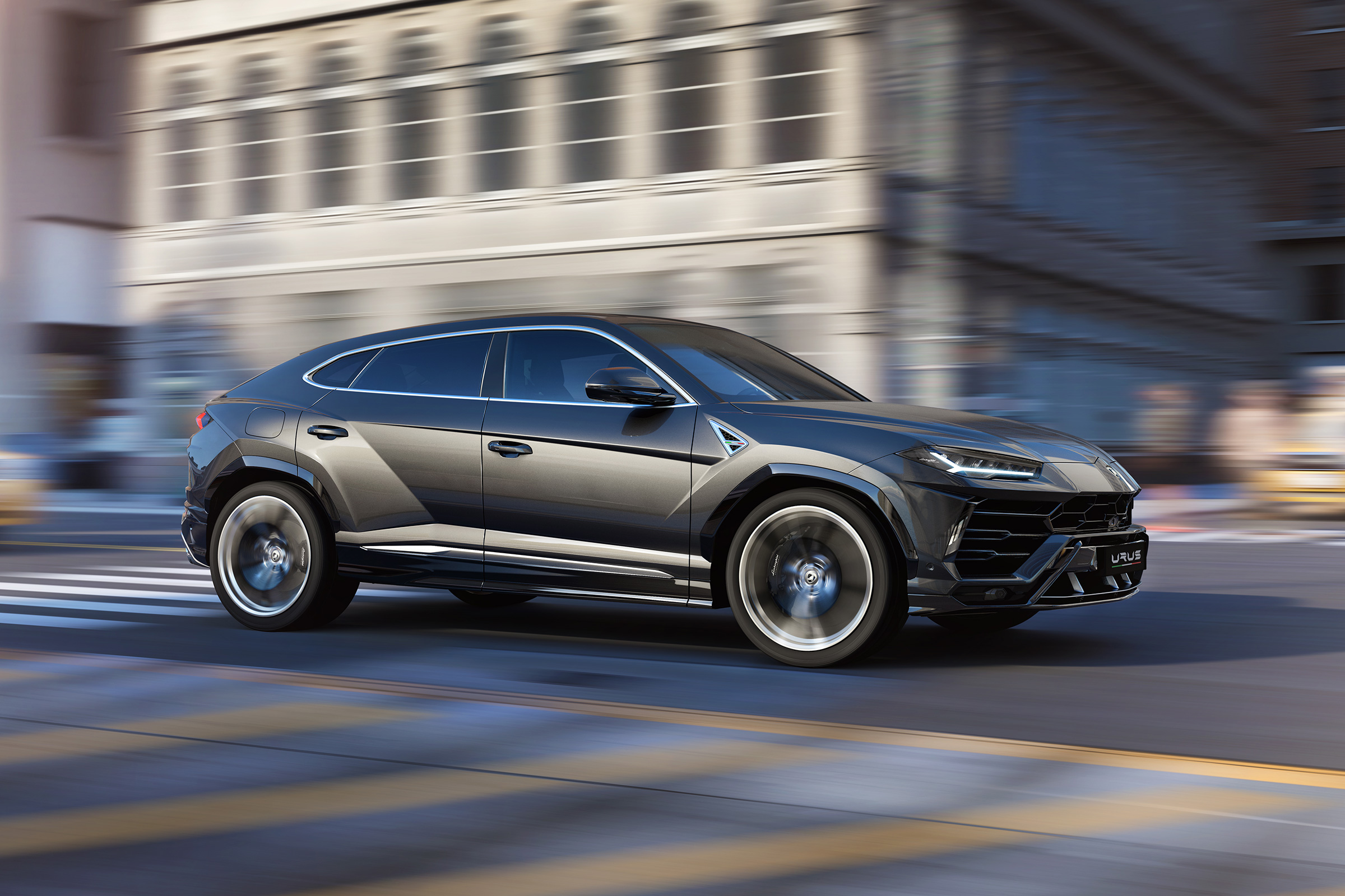 Lamborghini Urus – dynamic shot – side
