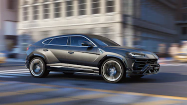 Lamborghini Urus – dynamic shot – side