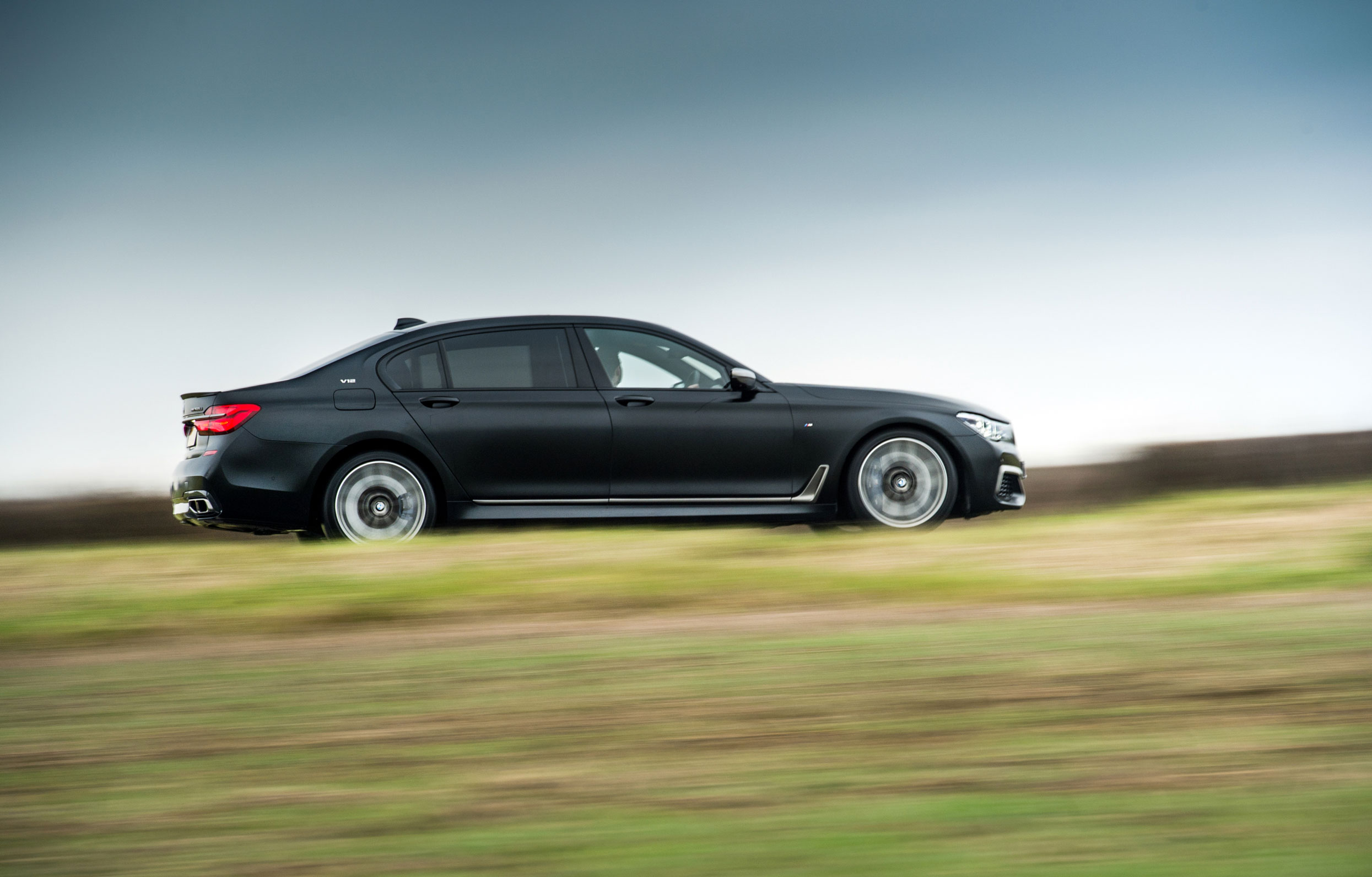 BMW M760Li xDrive - Side