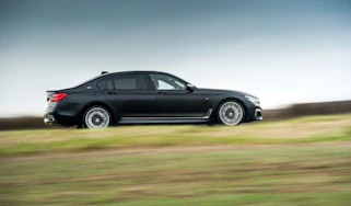 BMW M760Li xDrive - Side