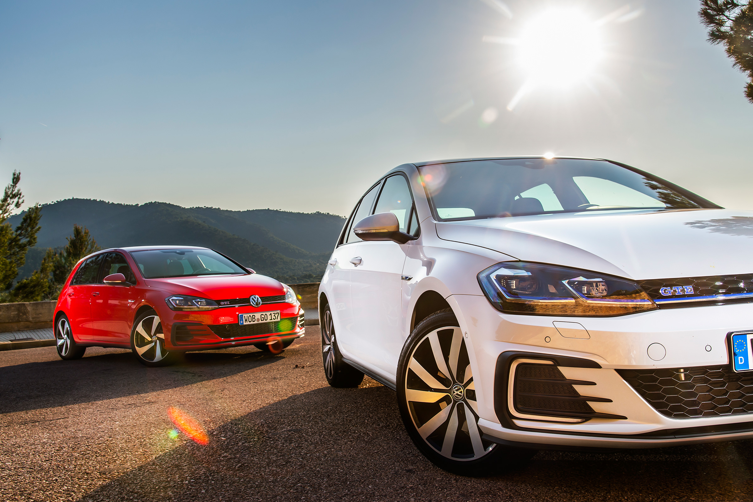 VW Golf GTE and VW Golf GTI