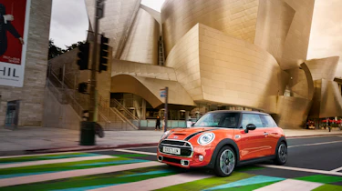 Mini Cooper facelift - Disney concert hall