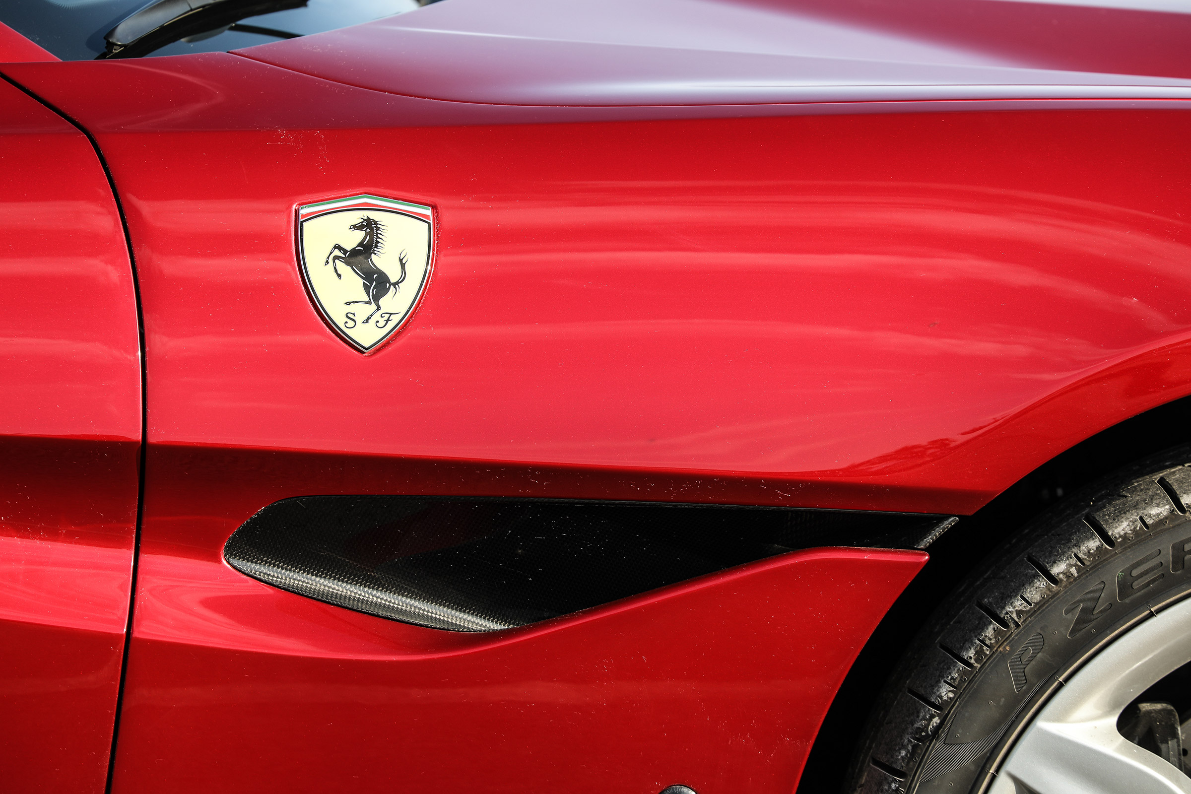 Ferrari Portofino - wing