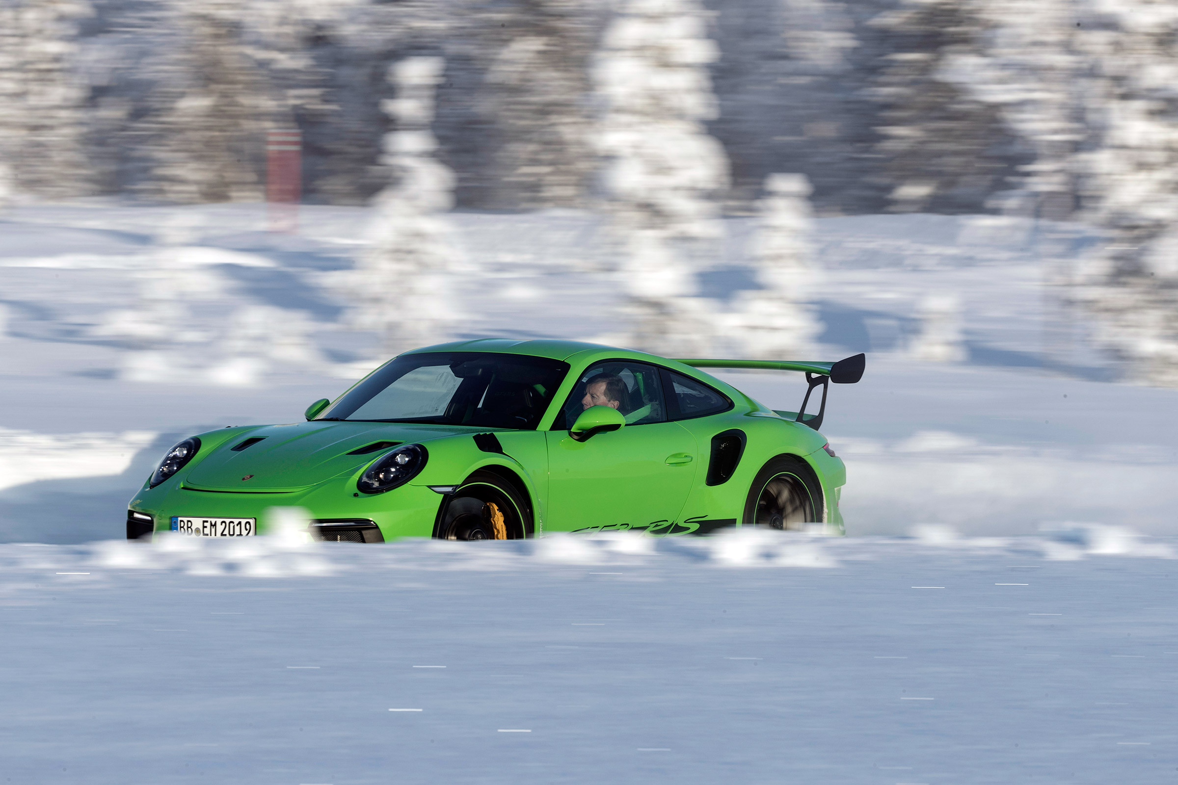 Porsche 911 GT3 RS snow - front quarter