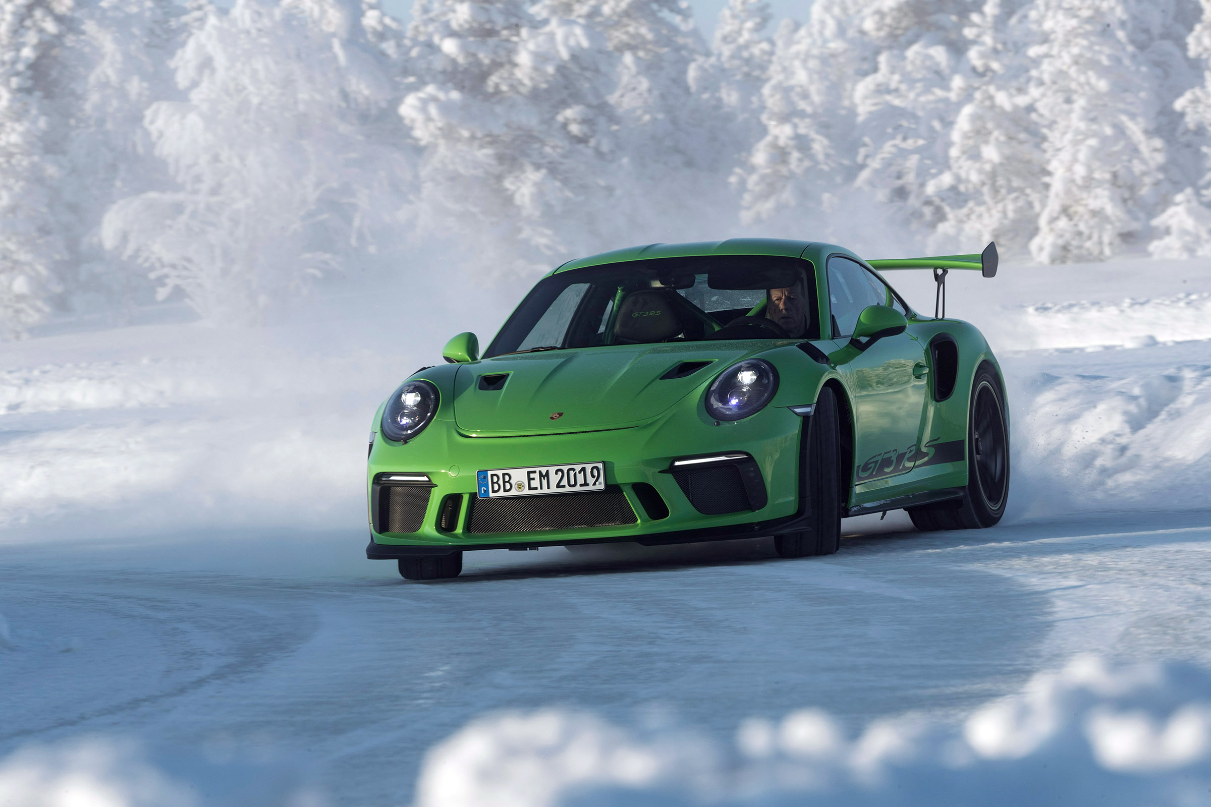 Porsche 911 GT3 RS snow - front quarter