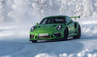 Porsche 911 GT3 RS snow - front quarter