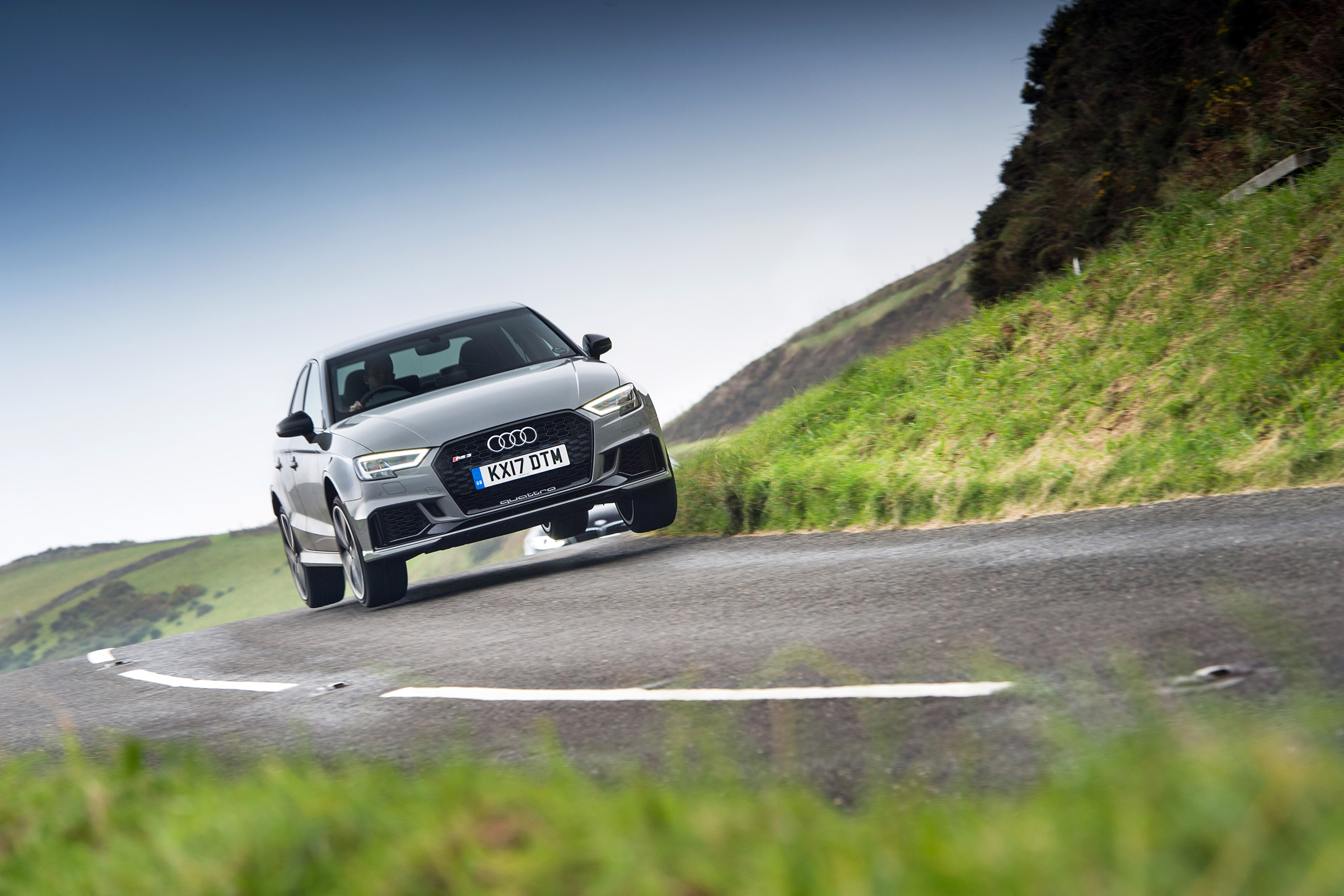 Audi RS 3 vs M2 - driving