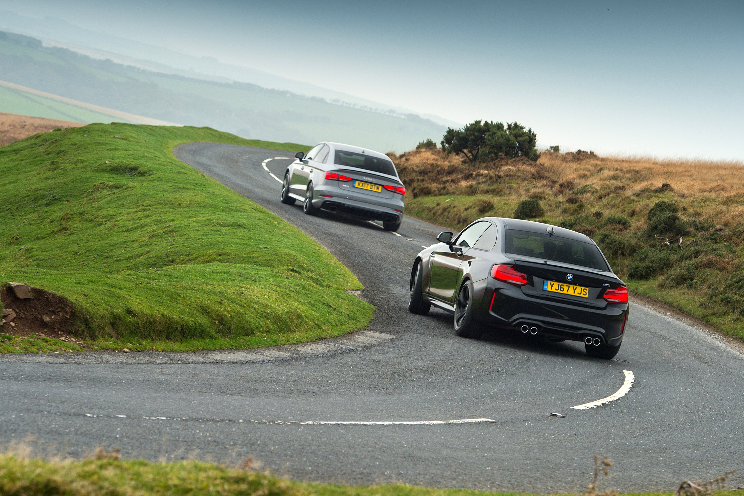 Audi RS 3 vs M2 - slide