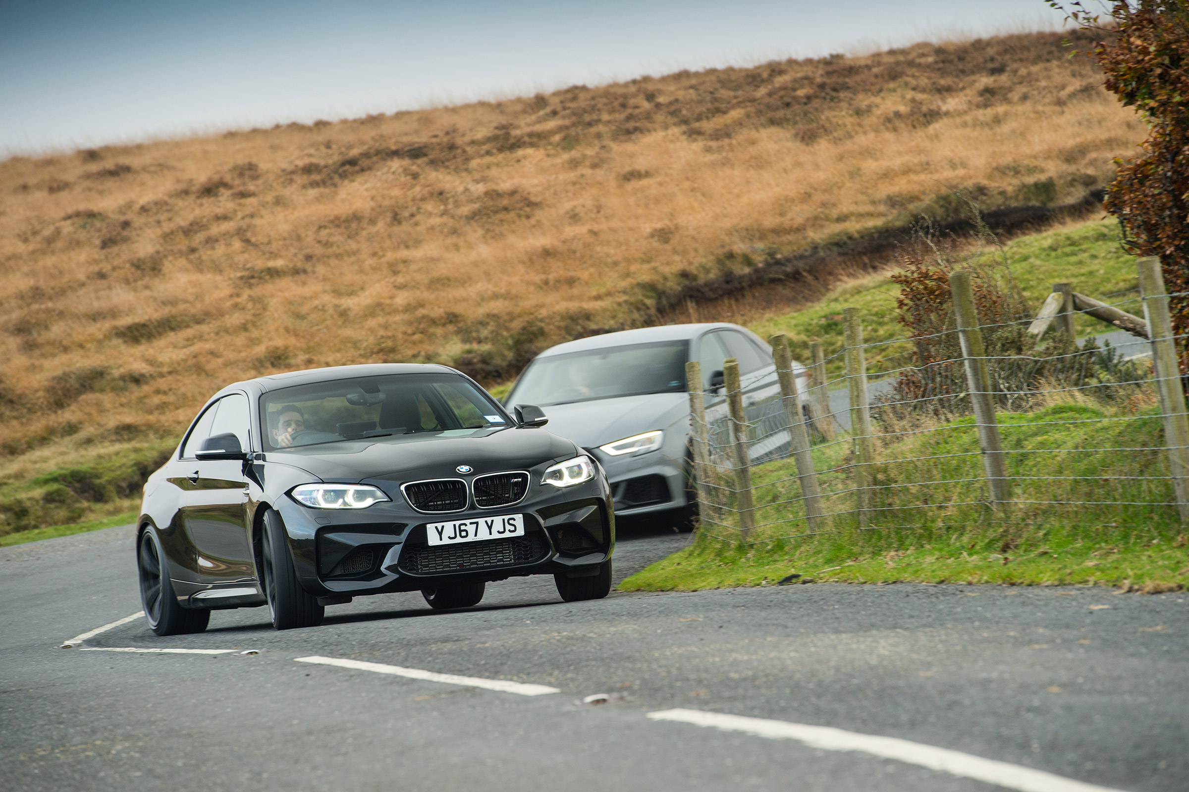 Audi RS 3 vs M2 - slide