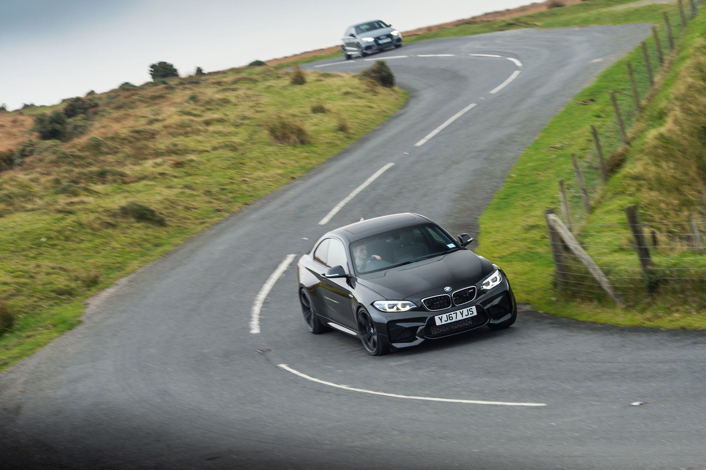 Audi RS 3 vs M2 - cornering