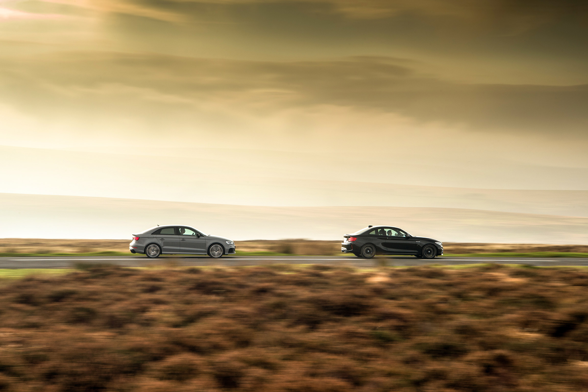 Audi RS 3 vs M2 - profiles