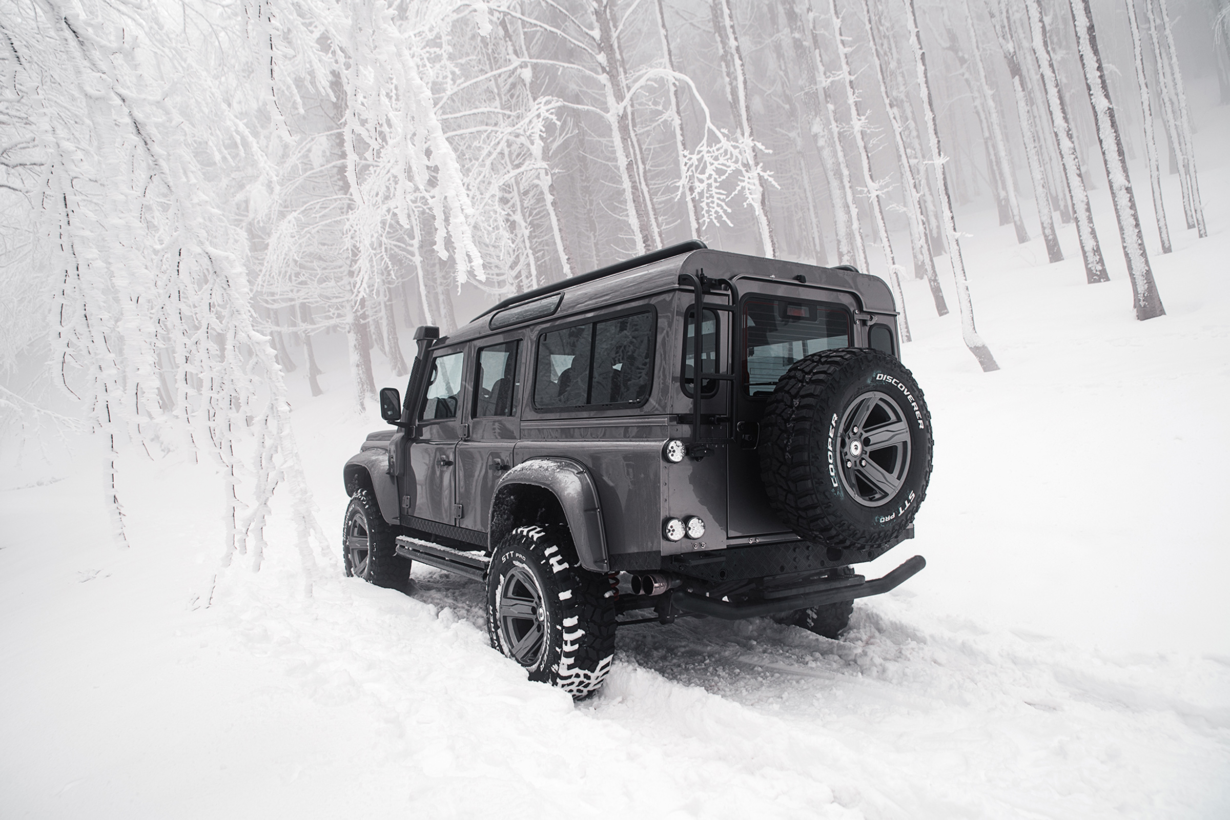 Ares Land Rover Defender – rear quarter