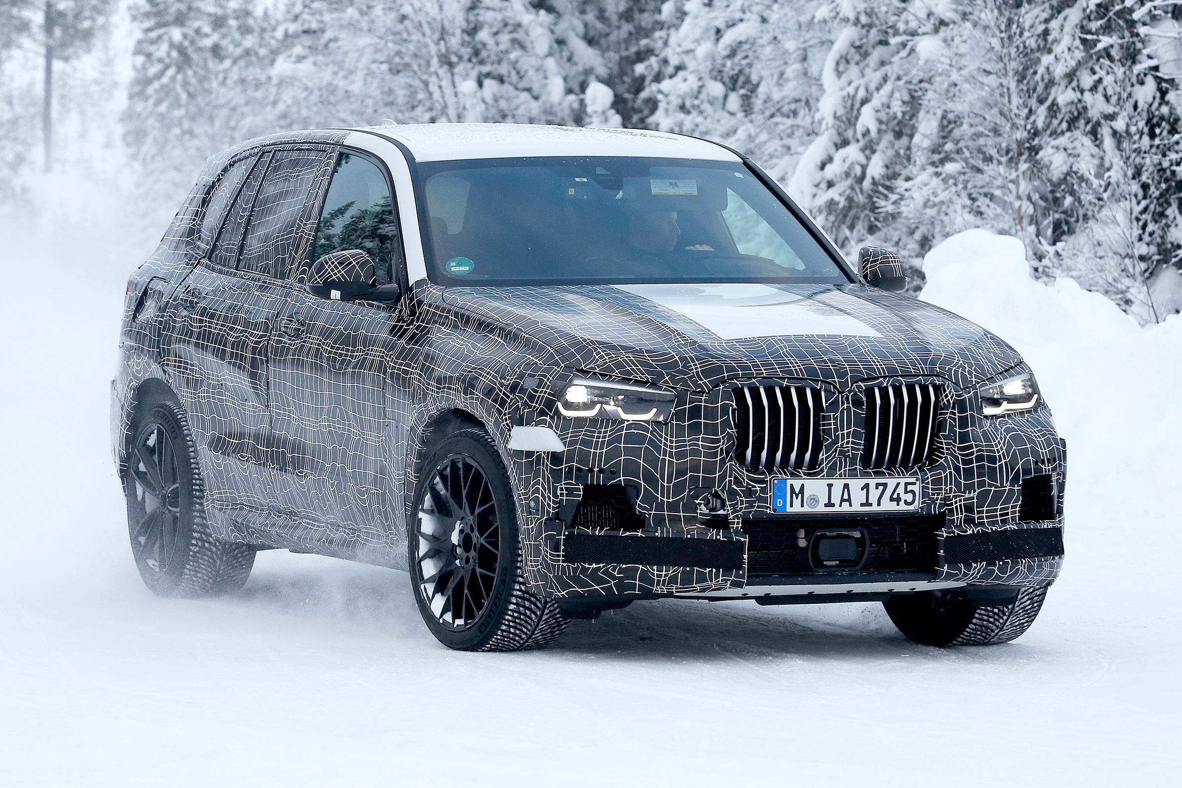 BMW X5 M spies – front quarter